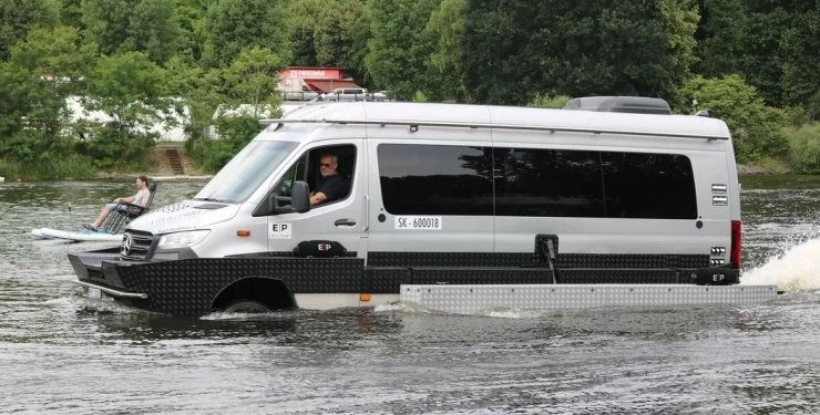 Салон Mercedes Sprinter рассчитан на 12 пассажиров.