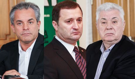 La început a fost lozinca „Guvernare fără comunişti şi fără Voronin”. Mai apoi, Voronin a fost răsturnat şi comuniştii au plecat în opoziţie.