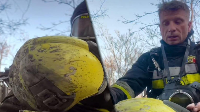Un pompier, la un pas de tragedie în Chișinău: Un tavan care ardea i-a căzut în cap.