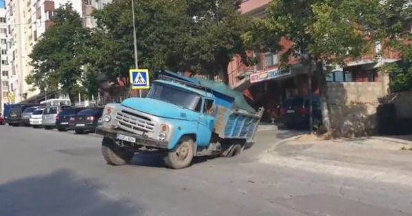 В Кишиневе грузовик застрял в яме, образовавшейся на дороге.