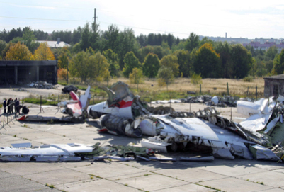 Prin staţia de bord, el a auzit convorbirea dintre echipajul aeronavei oficiale şi turnul de control de pe aeroportul de lângă Smolensk