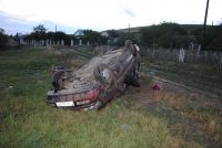  Tânărul se deplasa cu exces de viteză în curbă și a pierdut controlul asupra ghidajului, a ieşit pe acostament şi s-a răsturnat