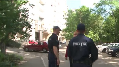 Мужчина набросился на стража порядка с битой, но вскоре был обезврежен.