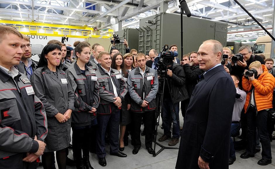 Президент России Владимир Путин посетил концерн "Калашников".