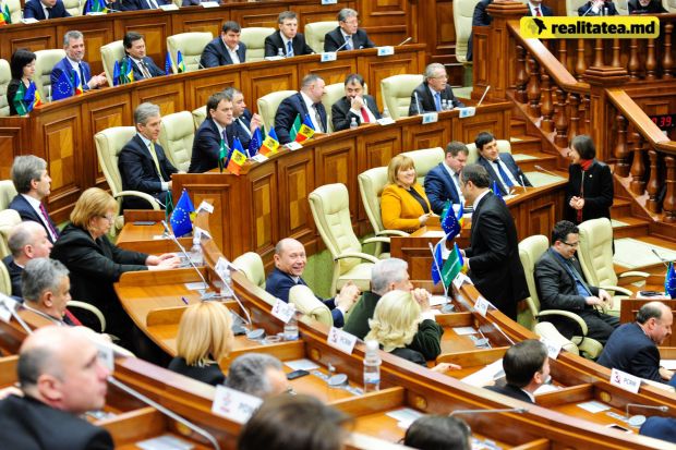Andrian Candu a constatat că majoritatea colegilor ”s-au evaporat”, iar în sală erau prezenți doar 43 de deputați. Foto: realitatea.md