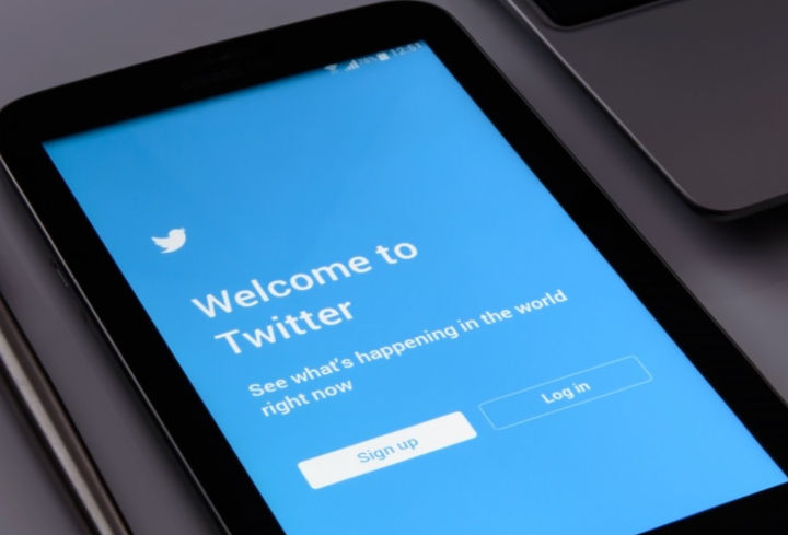 Компания Twitter попросила часть уволенных работников вернуться.