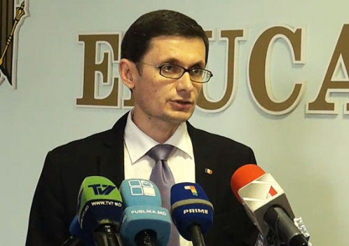 Igor Grosu îi face cadou funcția de președinte lui Dodon. Foto: sfm.md