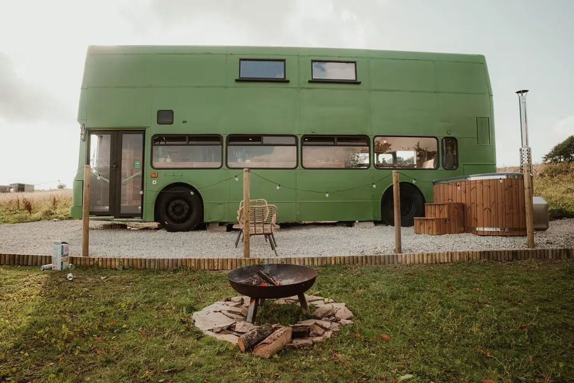 Un cuplu din Londra a transformat un autobuz cu două etaje într-o locuință confortabilă cu jacuzzi.