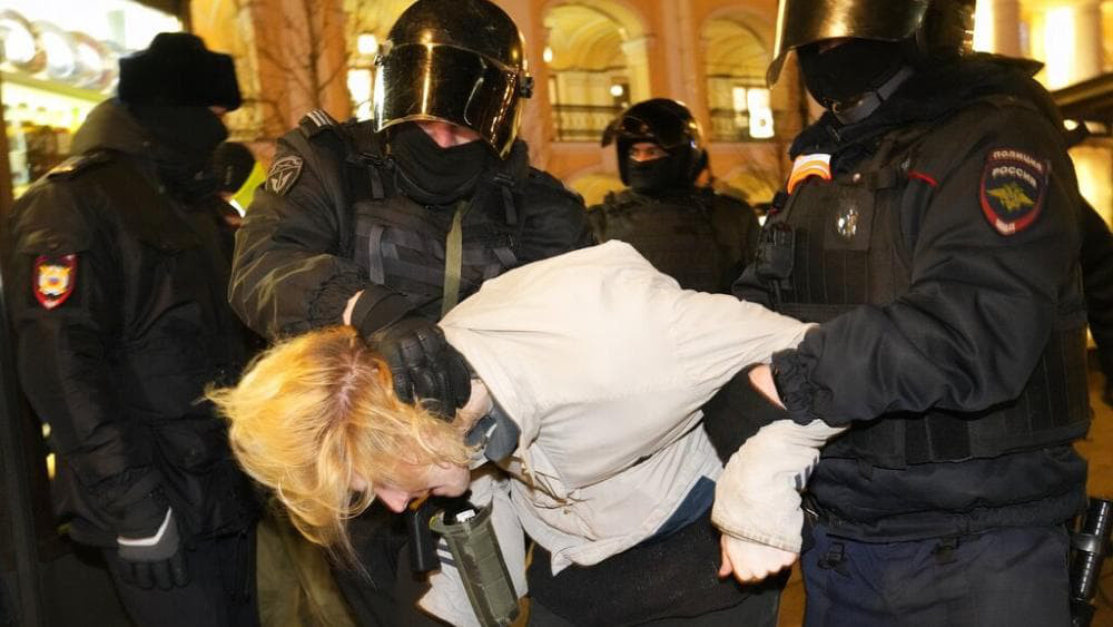 На антивоенных протестах в России задержали десятки человек.