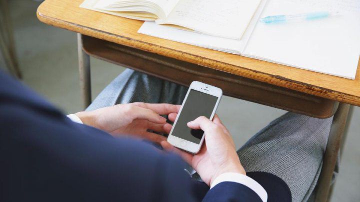 Țara care interzice telefoanele mobile în școli de anul viitor
