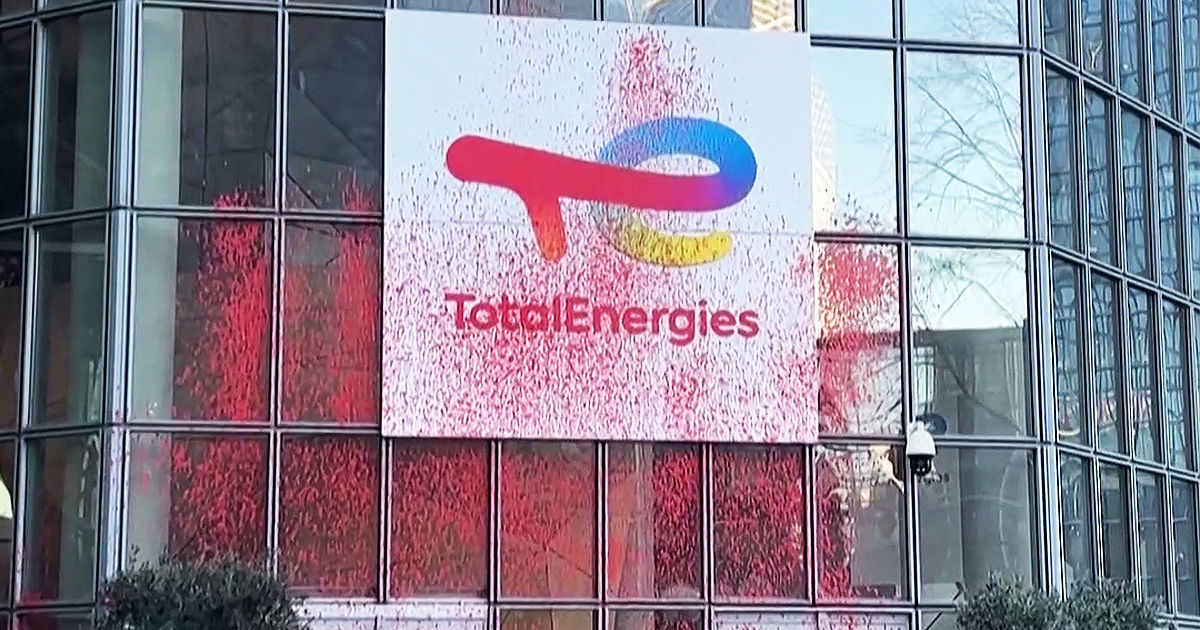 Офис энергокомпании Total в Париже облили краской за рекордные доходы.