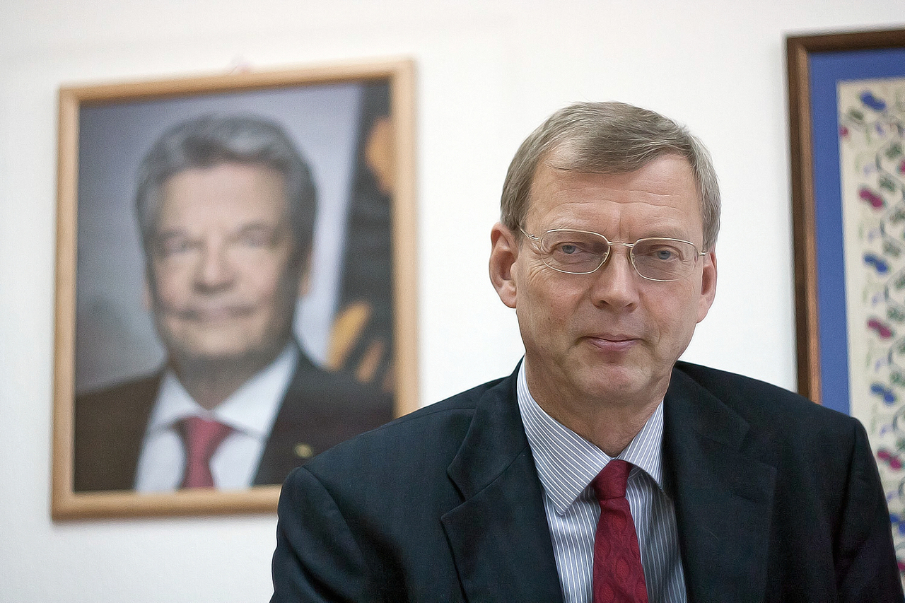 Матиас Майер сообщил, что уже сделал официальное заявление молдавским властям по этим громким делам, но до сих пор не получил от правительства никакого ответа.