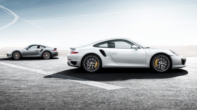 В этом году модель Porsche 911 отмечает два события: полувековой юбилей собственно самой модели и 40-летие с момента выхода первого поколения 911 Turbo. Фото: porsche.com