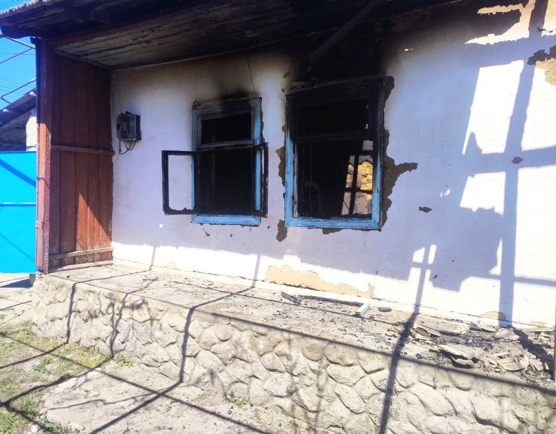 O casă, distrusă în totalitate de flăcări la Răzeni: Proprietarul de 63 de ani a fost rănit.