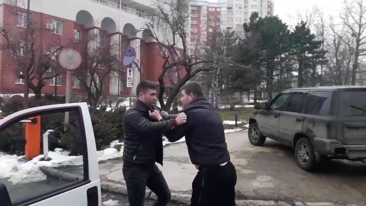 Bătaie în trafic: Cum un șofer l-a luat la pumni pe un alt șofer