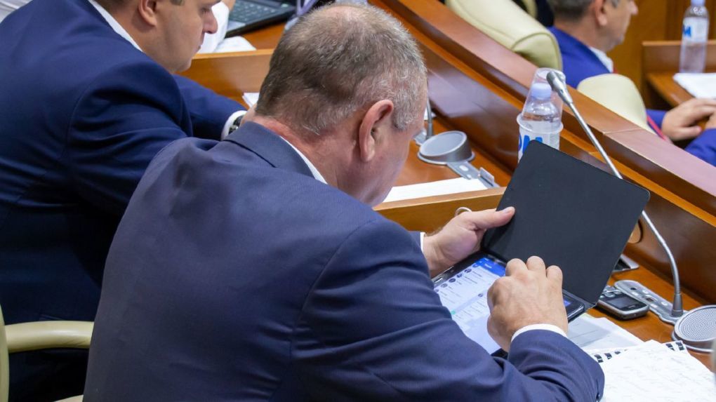 Из конкурса на поставку планшетов депутатам исключены три компании.