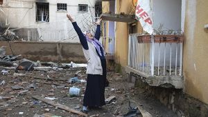 Un atentat terorist cu maşină-capcană a vizat o secţie de poliţie din sud-estul Turciei. Foto: DHA
