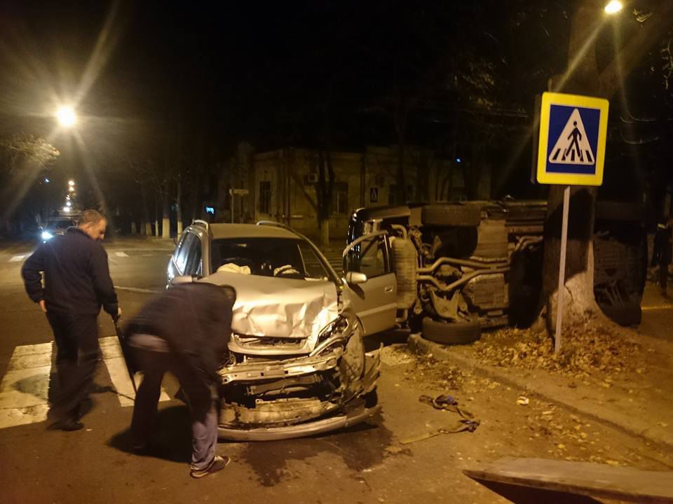 Очевидцы и знакомые таксиста говорят, что машина представительского класса ехала на большой скорости.