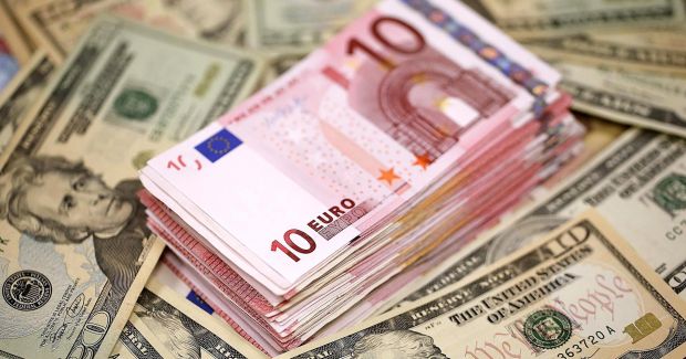 Banca Națională a stabilit pentru mâine un curs de 21,31 de lei pentru moneda unică europeană și de 18,78 de lei pentru dolar. Foto: cnbc.com