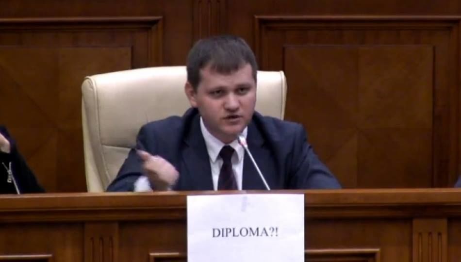 Валериу Мунтяну говорит, что Кирилл Габурича якобы имеет диплом, купленный на Центральном рынке. Фото: facebook.com/Valeriu Munteanu.
