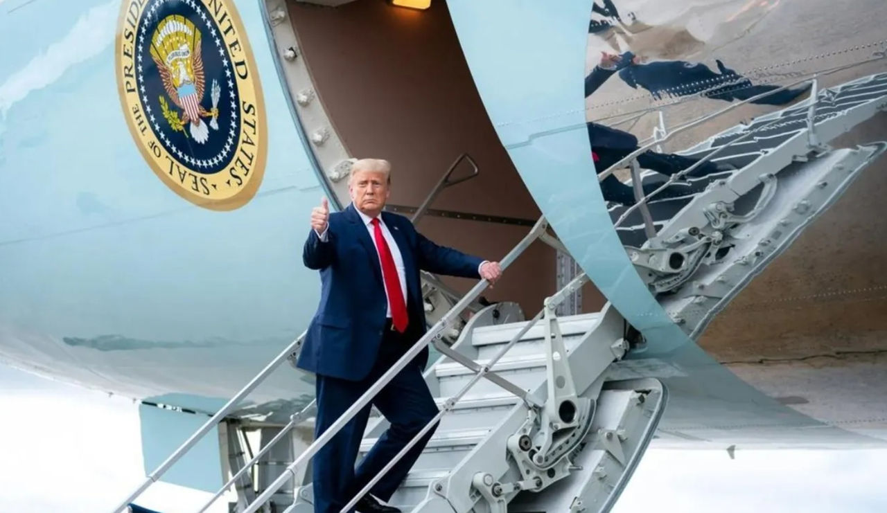 Во Флориде нашли охотничью башню с видом на трап самолета Трампа.