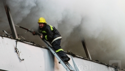O casă cu două etaje din satul Truşeni, din municipiul Chişinău, a luat foc. Incendiul s-a produs aseară.