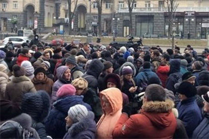 Собравшиеся требуют, чтобы к ним вышел глава ведомства Алексей Павленко, а также выделения им обещанной земли.
