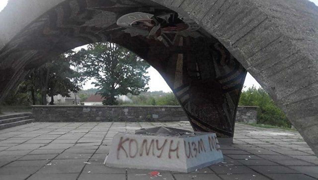 В Днепре неизвестные осквернили мемориал советским воинам.