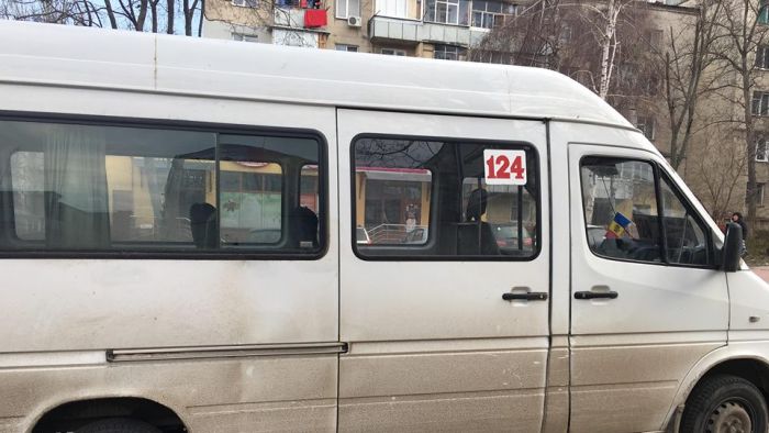 Un microbuz arde pe o stradă din sectorul Buiucani al Capitalei. 