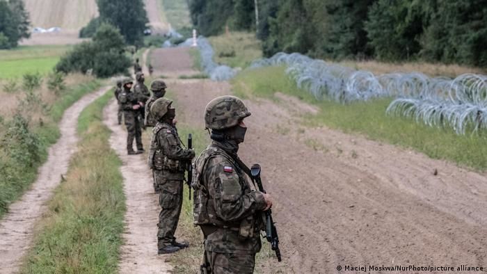 Власти Польши разослали мигрантам на границе с Беларусью СМС с предупреждением.