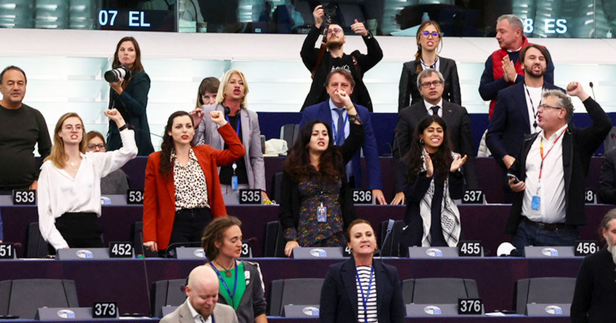 Глава Европарламента - поющим сторонникам Орбана: "Это не Евровидение".