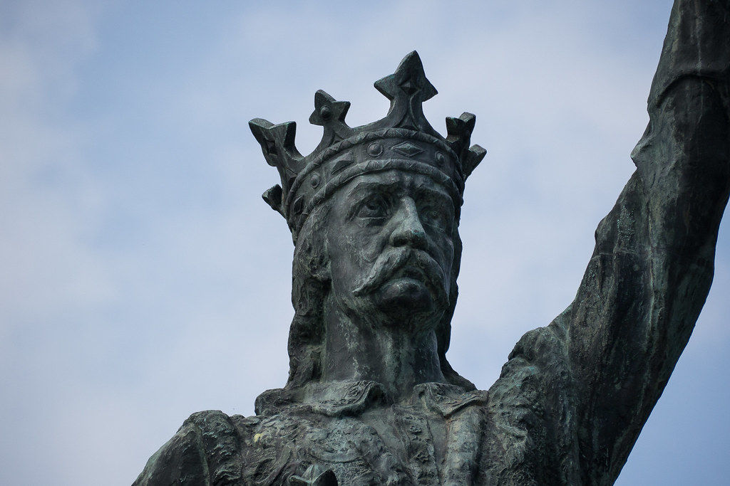 Вандалы облили зеленкой памятник Штефану чел Маре в центре Кишинева.
