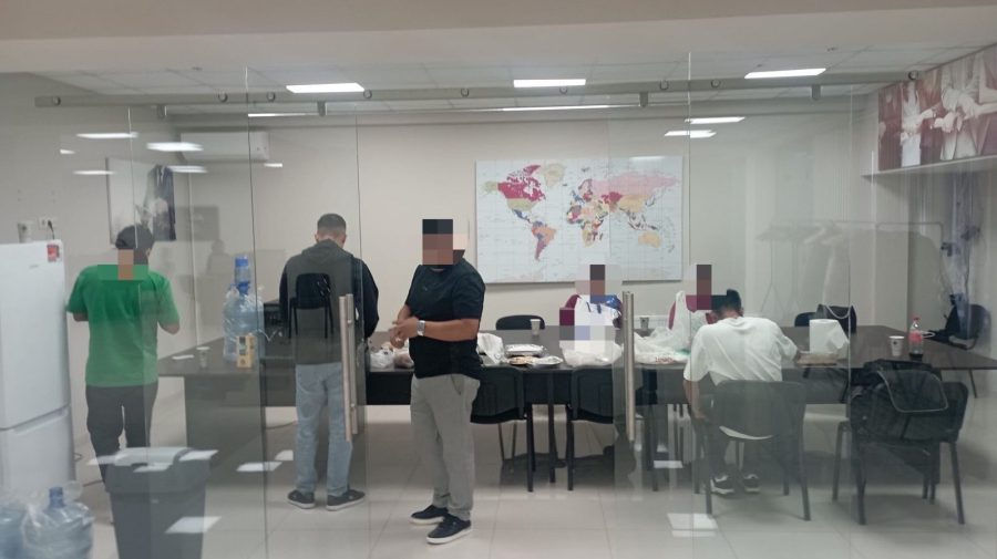 Граждане Эквадора и Перу нелегально работали в колл-центре в Молдове.