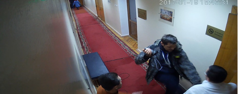 Activistul civic Ghenadie Brega și vicepretorul Vasile Urîtu s-au luat la harță, iar incidentul a fost filmat. 