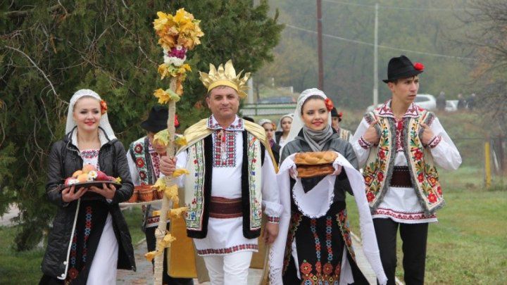 Фестиваль открыл парад народного костюма, а продолжили его ярмарки и выступления фольклорных коллективов. 