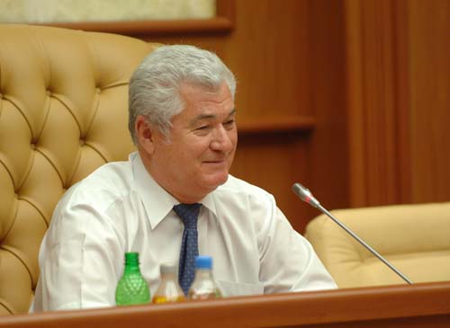 Totodată, ex-preşedintele ţării susţine că nu deputaţii comunişti i-au bruscat pe agenţii de pază, ci invers