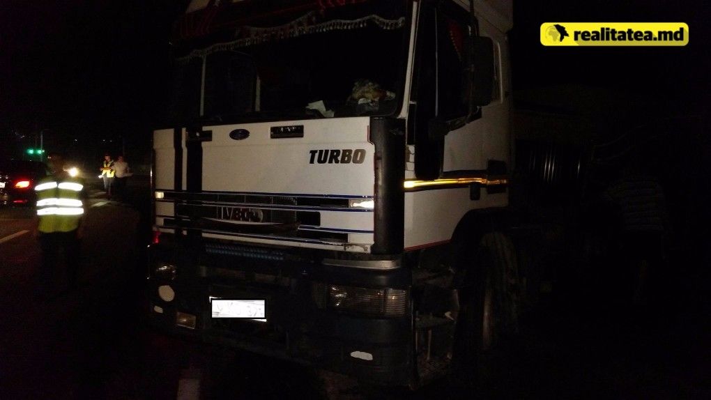 Un camion a derapat de pe carosabil și a ajuns în ograda unui sătean. Foto: realitatea.md.