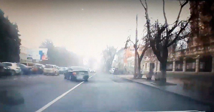 В Кишиневе засняли водителя, хаотично ездившего по дороге.