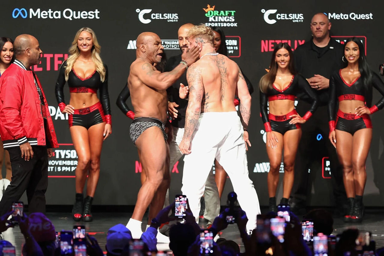 Mike Tyson i-a dat o palmă lui Jake Paul în timpul bătăliei privirilor.