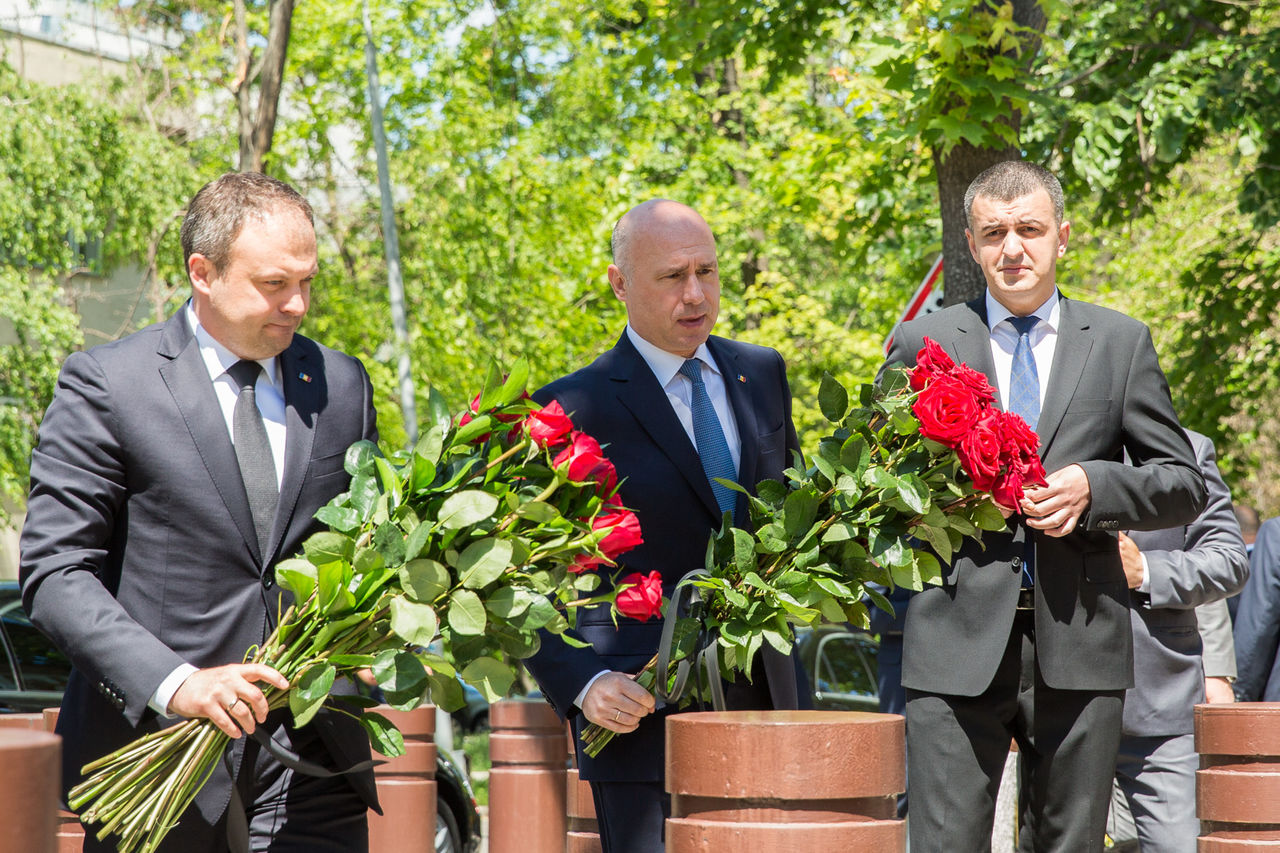 Premierul a depus flori la ambasada Marii Britanii din Chișinău. 
