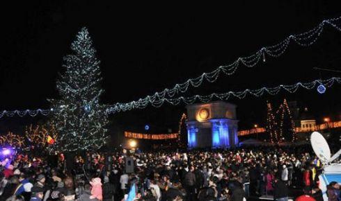 În cadrul concertului de Crăciun, vor evolua Orchestra municipală de muzică populară condusă de Fraţii Advahov, ansamblul Plăieşii