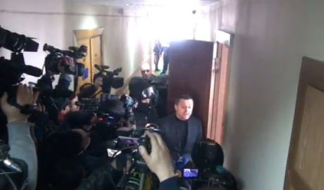 Влад Филат прикрывает наручники верхней одеждой.