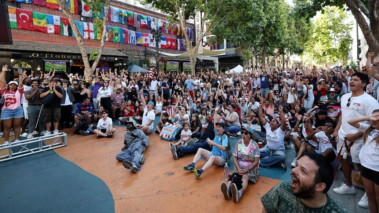 Atac armat în zona pentru fani la Cupa Mondială din California: O persoană a murit.
