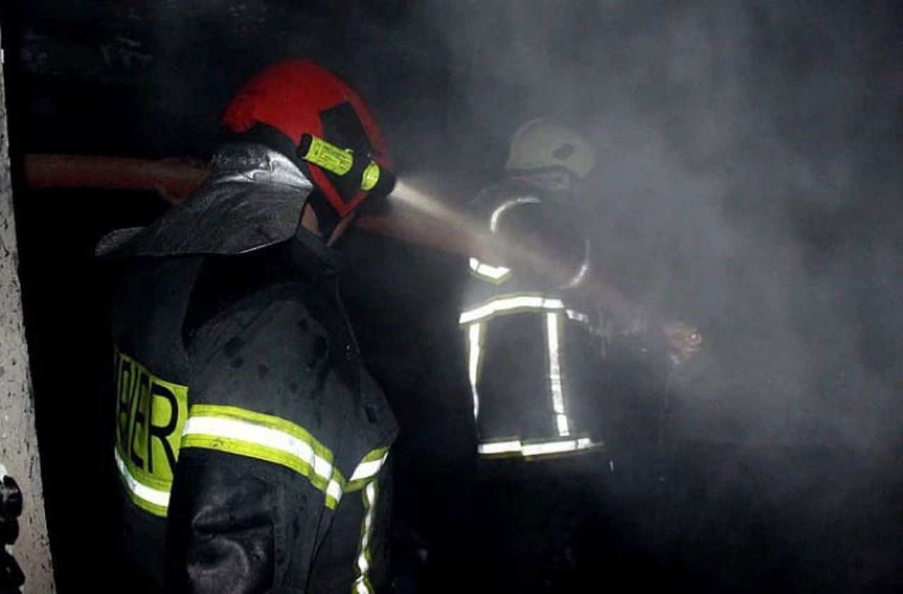 Incendiu într-un bloc de locuințe din Capitală: Trei persoane au fost evacuate.