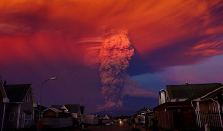 Guvernul chilian a decretat alertă roşie după erupţia neaşteptată a vulcanului Calbuco, din sudul ţării, inactiv de 43 de ani, dispunând evacuarea populaţiei pe o rază de 20 km.