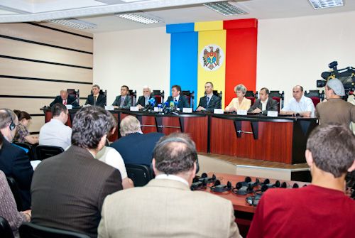 Политик Виктор Степанюк был вынужден покинуть зал заседания Центризбиркома, после того, как его пригрозили вывести с помощью полиции.