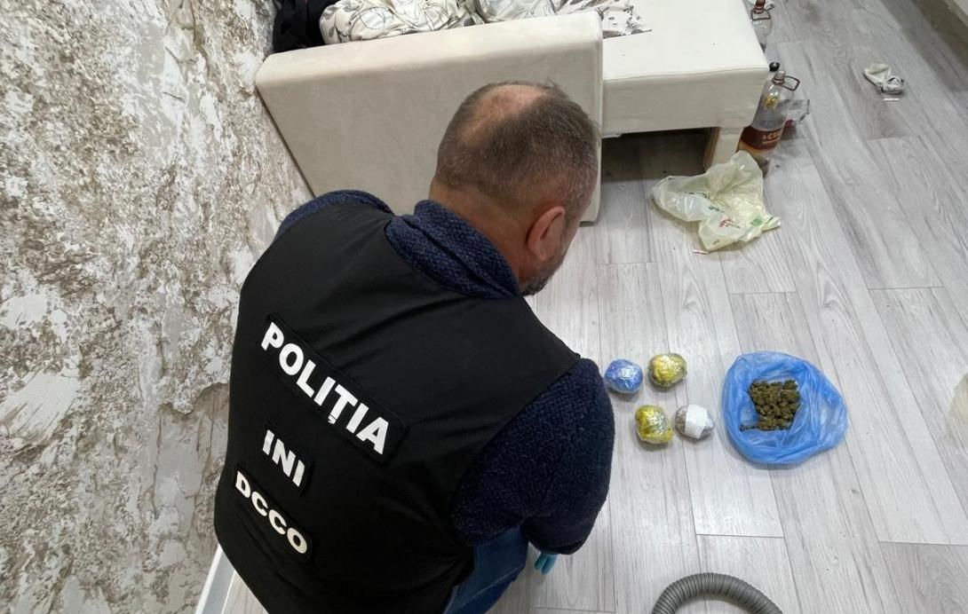 Trei bărbați suspectați de trafic de droguri, reținuți în Capitală.