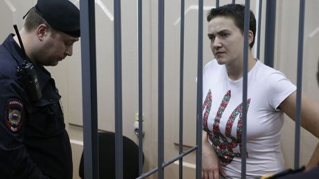 Liderul de la Kiev, Petro Poroşenko, este pregătit să facă schimb de prizonieri cu Moscova pentru eliberarea pilotului ucrainean, Nadejda Savcenko.