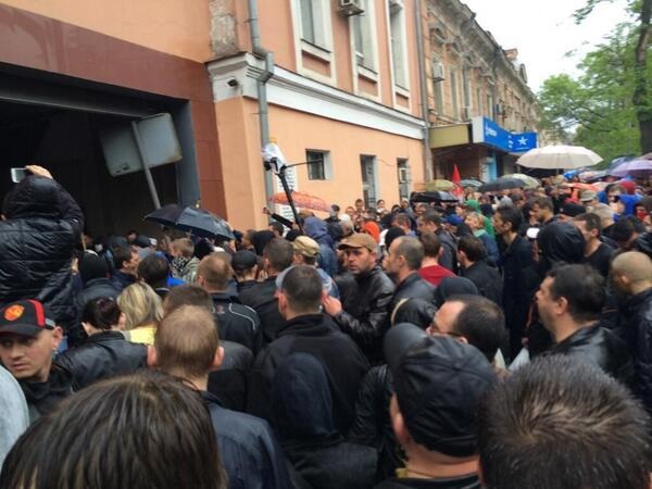 В настоящее время они подняли ворота въезда в здание и пытаются прорваться внутрь.
