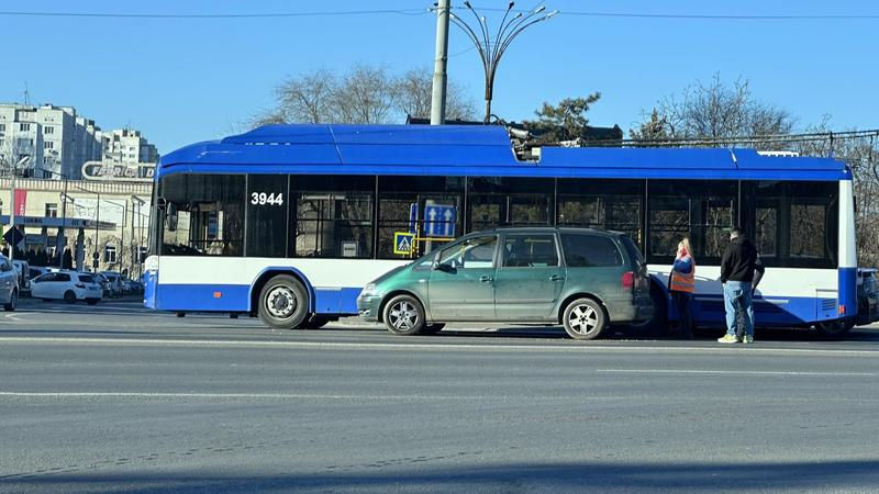 Un troleibuz, implicat într-un accident din Capitală.